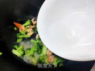西蓝花炒虾仁的做法步骤：8