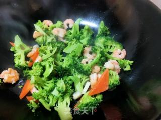 西蓝花炒虾仁的做法步骤：7