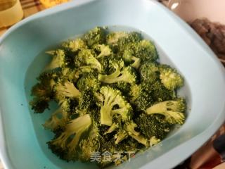 西蓝花炒虾仁的做法步骤：2