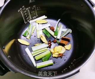 五花酱肉的做法步骤：4