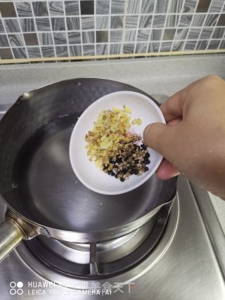 韭菜猪红的做法步骤：2