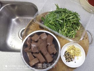 韭菜猪红的做法步骤：1