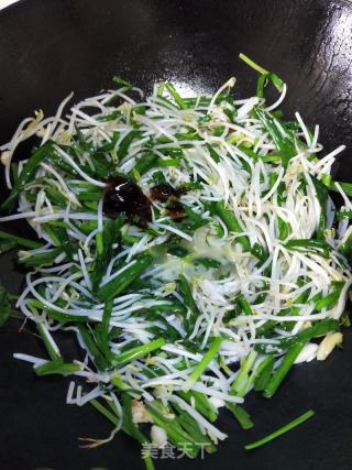 韭菜炒豆芽的做法步骤：6
