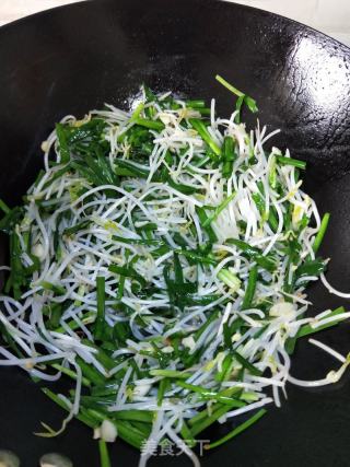 韭菜炒豆芽的做法步骤：5