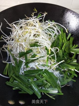 韭菜炒豆芽的做法步骤：4