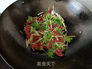 芹菜炒广式香肠的做法步骤：7