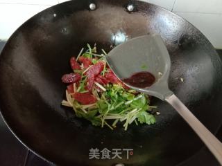 芹菜炒广式香肠的做法步骤：5