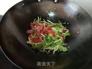 芹菜炒广式香肠的做法步骤：4