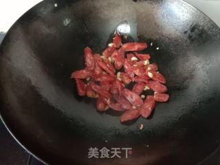 芹菜炒广式香肠的做法步骤：3
