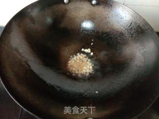芹菜炒广式香肠的做法步骤：2