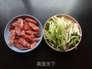 芹菜炒广式香肠的做法步骤：1