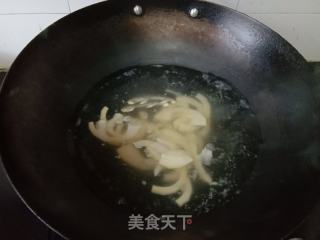 五花肉青椒炒笋的做法步骤：2