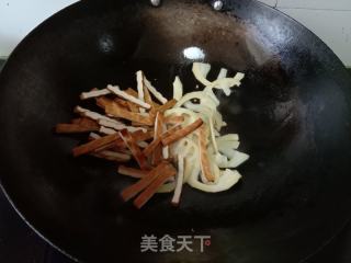 熏干炒笋的做法步骤：4