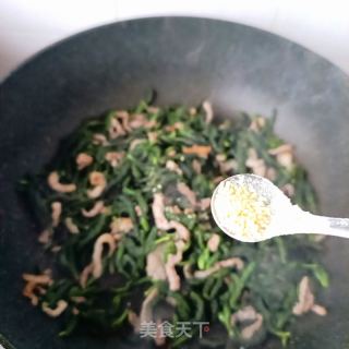 肉丝炒构树穗的做法步骤：11