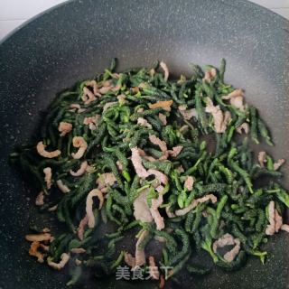 肉丝炒构树穗的做法步骤：10