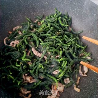 肉丝炒构树穗的做法步骤：9