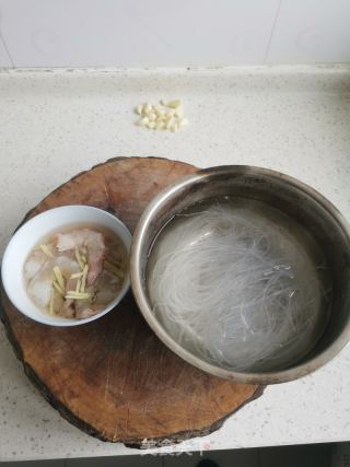 蒜蓉粉丝蒸虾的做法步骤：2