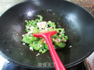咸鸭蛋炒苦瓜的做法步骤：9