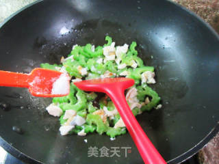 咸鸭蛋炒苦瓜的做法步骤：8
