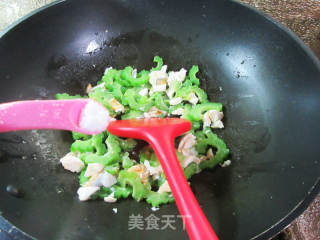 咸鸭蛋炒苦瓜的做法步骤：7