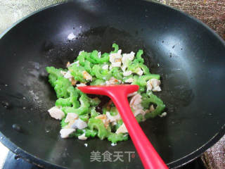 咸鸭蛋炒苦瓜的做法步骤：6
