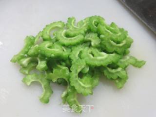 咸鸭蛋炒苦瓜的做法步骤：4