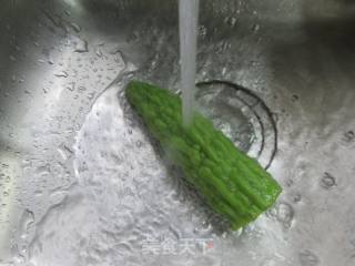 咸鸭蛋炒苦瓜的做法步骤：3