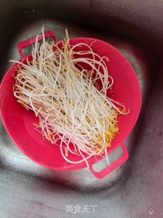凉拌绿豆芽儿的做法步骤：1