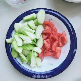 丝瓜酥肉汤的做法步骤：1