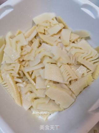 腊肉炒春笋的做法步骤：3
