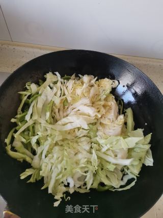 尖椒炒洋白菜的做法步骤：3