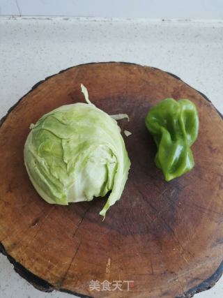 尖椒炒洋白菜的做法步骤：1