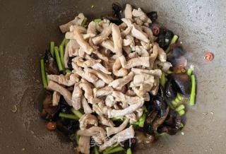 蒜苔木耳炒肉丝的做法步骤：15