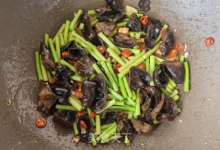 蒜苔木耳炒肉丝的做法步骤：14