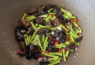 蒜苔木耳炒肉丝的做法步骤：12