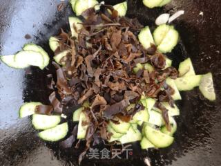 黑木耳黄瓜炒鸡蛋的做法步骤：6