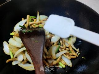 肉丝洋葱炒蒜薹的做法步骤：12
