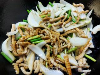 肉丝洋葱炒蒜薹的做法步骤：11