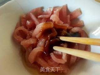 肉丝洋葱炒蒜薹的做法步骤：2