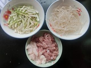 芹菜肉丝炒粉条的做法步骤：1
