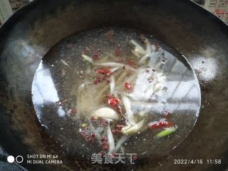 酸辣金目鲈的做法步骤：11