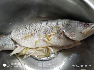 酸辣金目鲈的做法步骤：4