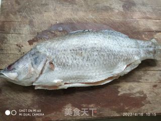 酸辣金目鲈的做法步骤：1