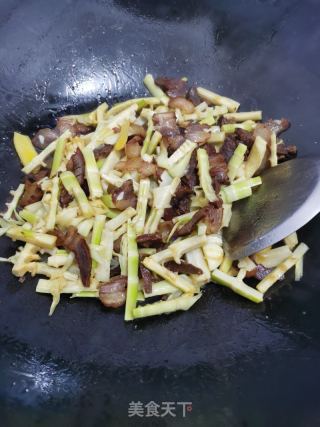 腊肉炒春笋的做法步骤：8