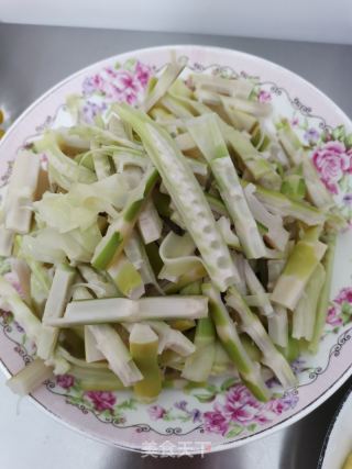 腊肉炒春笋的做法步骤：1