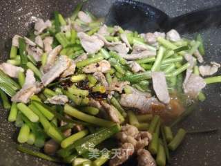 肉片炒蒜薹的做法步骤：5