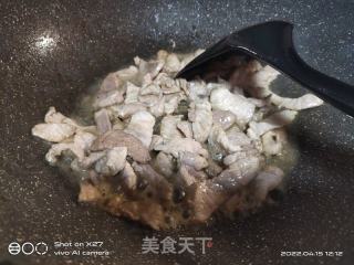 肉片炒蒜薹的做法步骤：4