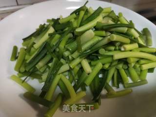 肉片炒蒜薹的做法步骤：3
