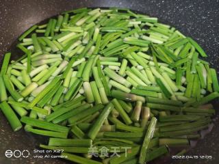 肉片炒蒜薹的做法步骤：2
