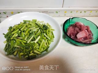 肉片炒蒜薹的做法步骤：1